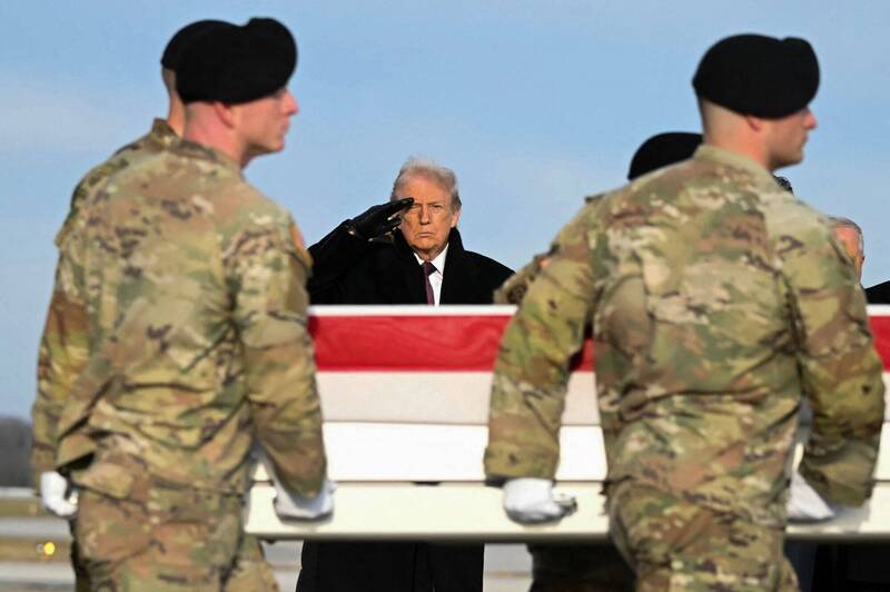 通博娛樂城-國際新聞-英雄最後一程！ 敘利亞殉職3人「覆旗靈柩」返美，川普親赴機場接靈，神情肅穆！