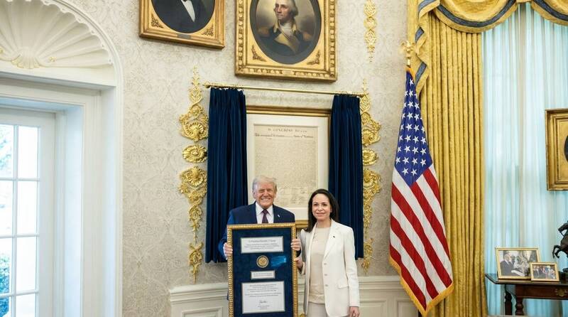 【川普鬧劇】 拿不到諾貝爾獎就買二手的？川普收購「二手獎牌」遭拒，竟厚臉皮逼官方認證！