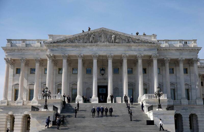 【國會內鬼】 太扯！美國會職員監守自盜，「240支機密手機」竟被他通通拿去賣