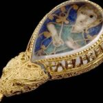 【神蹟出土】 農夫一鋤頭挖出1100年前純金神器！霸氣銘文曝光：國王命令我降生