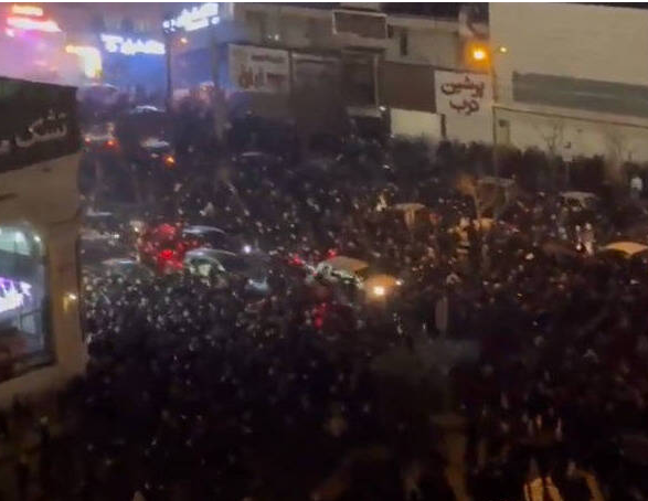 【崩潰前夕】 伊朗獨裁政權要垮了？美聯社揭露「4大致命弱點」：統治根基已在動搖