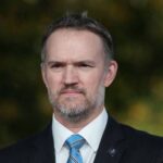 全球貿易海嘯來襲！美祭出 50% 致命關稅鎖死中國，各國關稅全面飆升 15%：好日子到頭了？