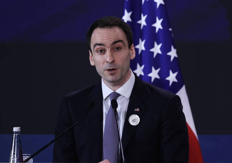 AI 王座爭奪戰！川普外交出重手：啟動神祕「科技工作團」，誓言全面封殺中國！