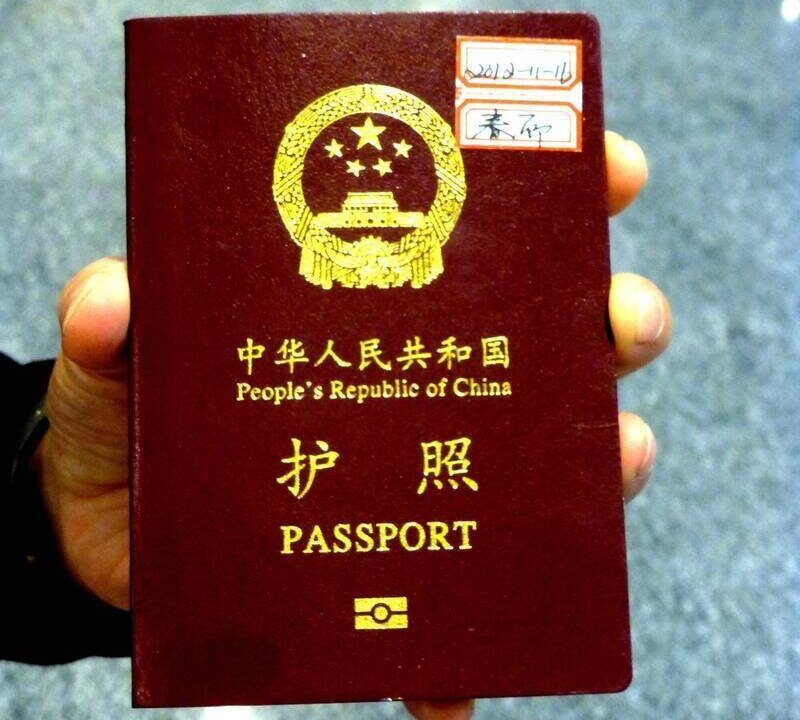 戰狼神話破滅？粉紅大媽拿中國護照出國竟「慘遭看扁」，崩潰開轟：想把吳京拖出來痛扁！