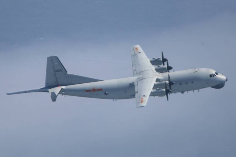 空中大亂鬥！共機頻擾台遭嗆「票數輸給老王」，國軍機師神回一句話酸爆，全網笑瘋：這嘲諷值點滿了！