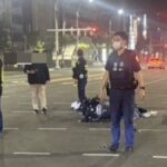 驚悚瞬間曝!高雄凌晨兩車「玩命搶快」 機車粉碎噴飛騎士命危送醫!