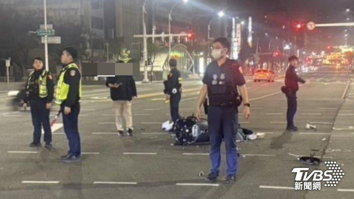 驚悚瞬間曝！高雄凌晨兩車「玩命搶快」　機車粉碎噴飛騎士命危送醫！