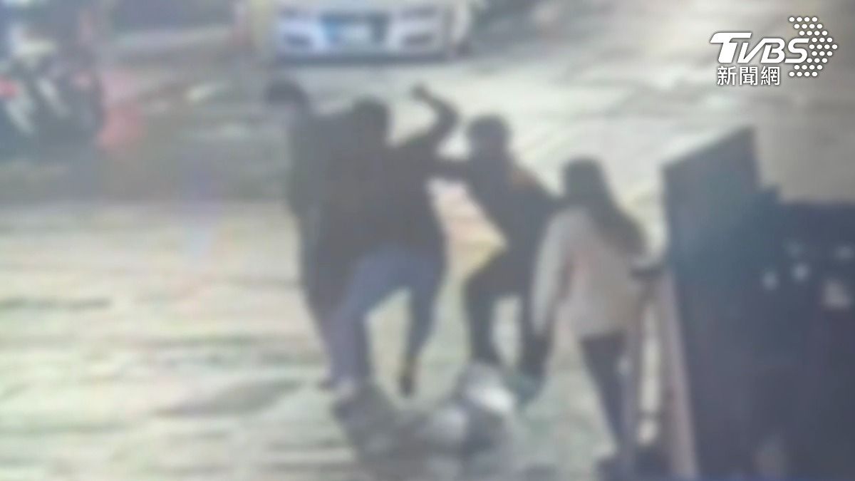 誰敢留1星？飲料店悍女崩潰「開戰」　揪團圍毆前同事：打到你改口！