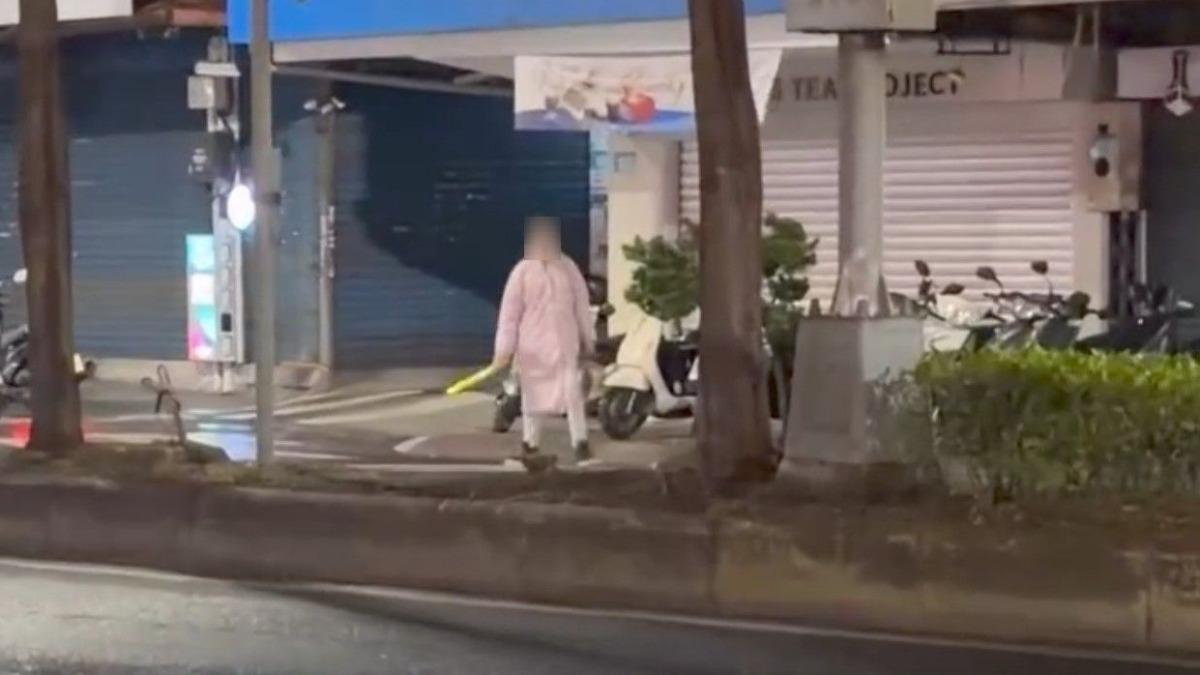 路怒症爆發！三重男摔車火大「抽西瓜刀」尋仇　當街上演警匪生死時速！