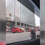 現場可見大批旅客站在飯店外，路旁多台消防車待命，消防人員不敢大意。據了解，起火地點位於4樓兒童遊樂園，當時電動玩具車正在充電，疑似充電器或電池起火，導致濃煙瀰漫並觸動警報系統。旅館人員表示，目前消防隊仍在排查當中，因此不便對外做進一步說明。