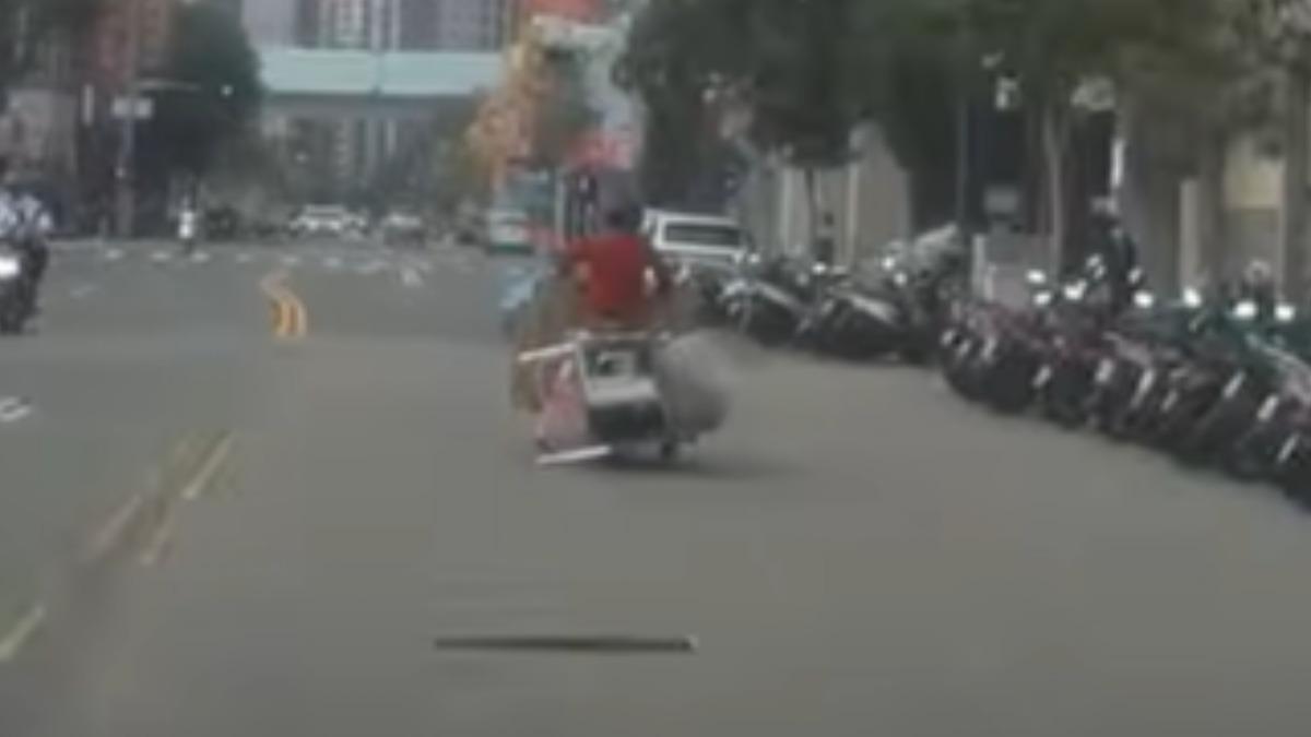 UBO8-快讯新闻-阿姨慘了！回收婦沿路「噴寶」還遮牌耍聰明　這張罰單代價竟要兩萬多！