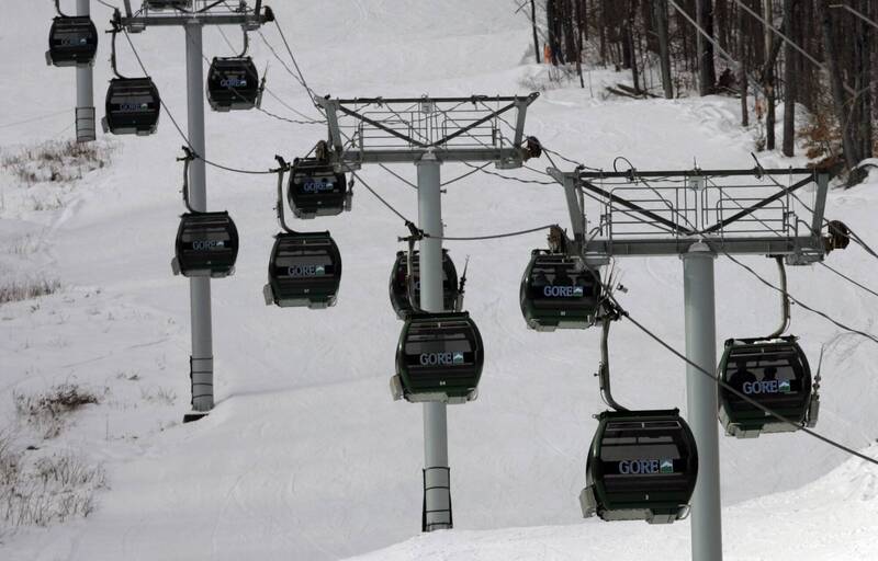 生死一線！滑雪場纜車驚傳停擺，70人高空懸掛數小時，慘變「活人冰櫃」