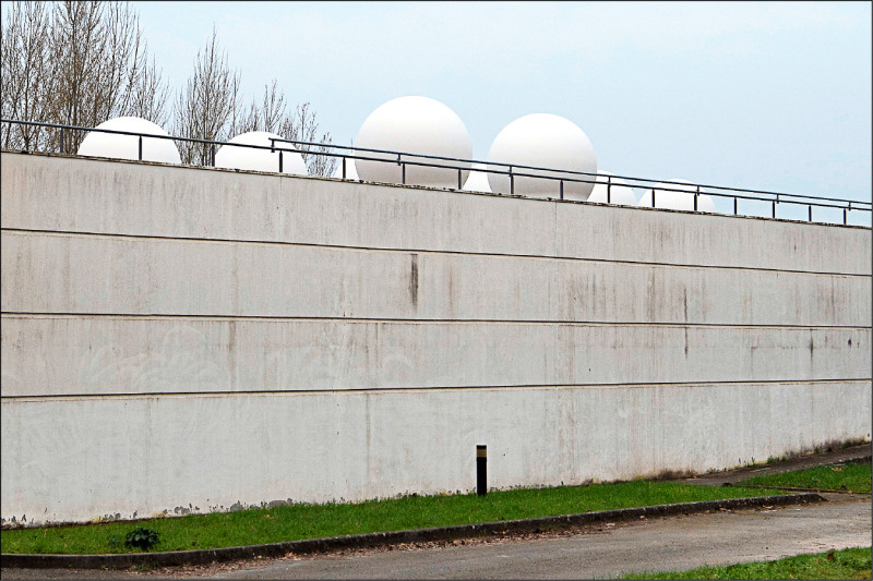 獵殺星鏈數據！法國情報局重拳出擊，4名中國間諜竊密當場被逮！