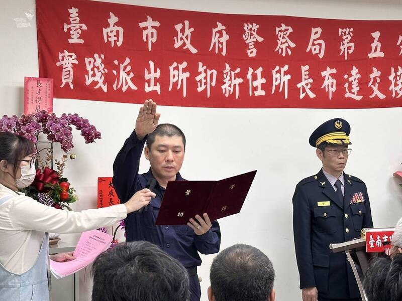 20年刑偵老鳥「卸下便衣」！刑警大叔空降所長，換上制服帥度網瘋傳