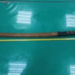 社區驚魂夜！酒瘋男持木刀「瘋狂砍門」索命，鄰居嚇瘋躲屋內：差點沒命