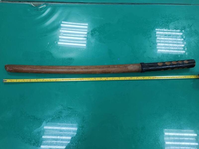 社區驚魂夜！酒瘋男持木刀「瘋狂砍門」索命，鄰居嚇瘋躲屋內：差點沒命