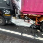 恐怖夾心餅！國道自小客遭大車「前後夾殺」成廢鐵 駕駛魂斷公路上