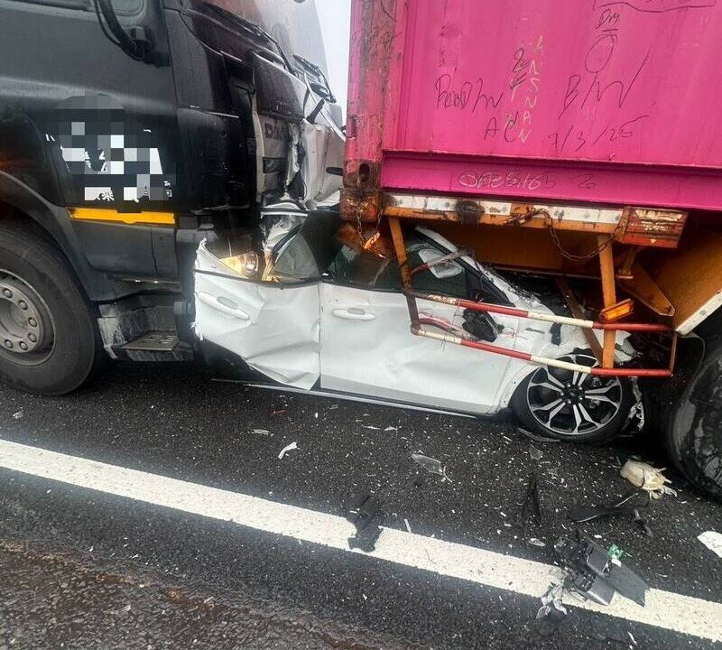 恐怖夾心餅！國道自小客遭大車「前後夾殺」成廢鐵 駕駛魂斷公路上