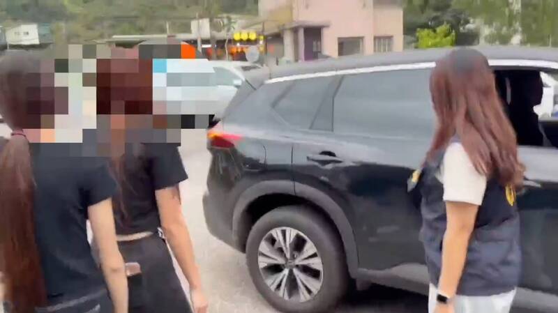 少觀所前變戰場！2女服勞役互嗆不爽「撂8惡煞持棍」瘋狂叫囂，慘遭全數法辦！