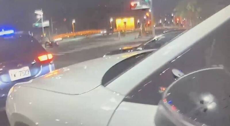 通博娛樂城-國際新聞-高雄最狂酒駕!保時捷男睡死路中央,驚醒竟「發狂衝撞警車」拒捕!