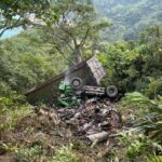 蘇花絕望墜谷！大貨車衝破護欄直墜深淵，駕駛受困斷崖生死大吊掛！