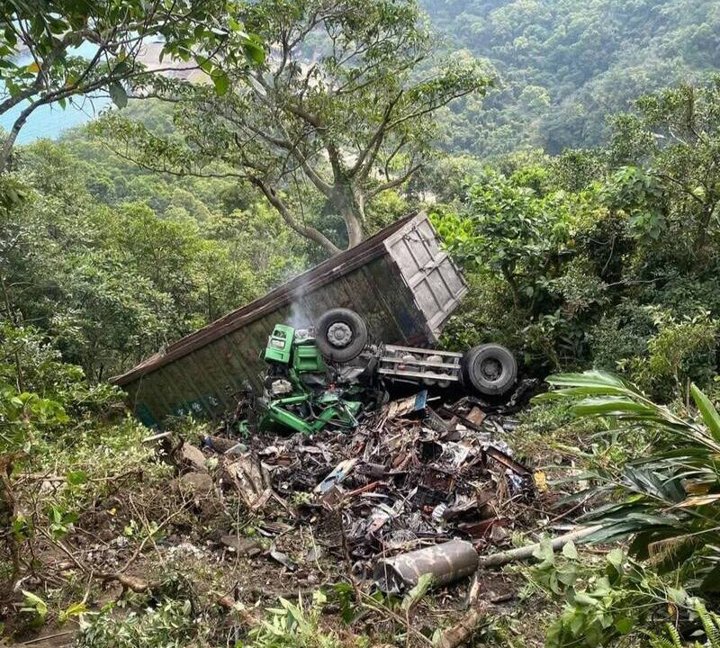 蘇花絕望墜谷！大貨車衝破護欄直墜深淵，駕駛受困斷崖生死大吊掛！