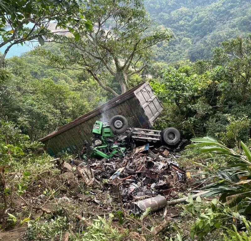 蘇花絕望墜谷！大貨車衝破護欄直墜深淵，駕駛受困斷崖生死大吊掛！