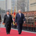 通博娛樂城-國際新聞-邪惡軸心合體！白俄羅斯總統首度「空降」北韓，反西方勢力大集結！ 內容詳情 北韓官媒報導，白俄羅斯總統盧卡申科（Alexander Lukashenko）25日應北韓國務委員會委員長金正恩的邀請，首度對北韓進行正式訪問。