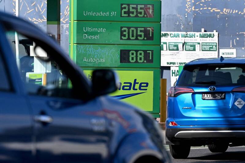 油價飆到瘋掉！澳洲政府出重手抗通膨，兩大州宣布「公共運輸通通免費」！