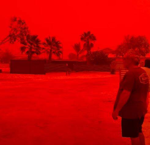 絕非 AI 虛構！血紅天空壟罩半個澳洲，氣旋「納雷爾」降臨如地獄末日！