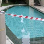 驚悚瞬間！3 歲童慘遭泳池排水孔強吸，「整段小腸被硬生生撕出體外」！