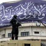 娃娃兵上陣？伊朗驚傳動員 12 歲青少年，街頭滿是持槍少年封路盤查！