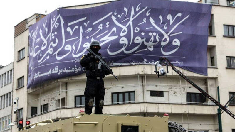 娃娃兵上陣？伊朗驚傳動員 12 歲青少年，街頭滿是持槍少年封路盤查！