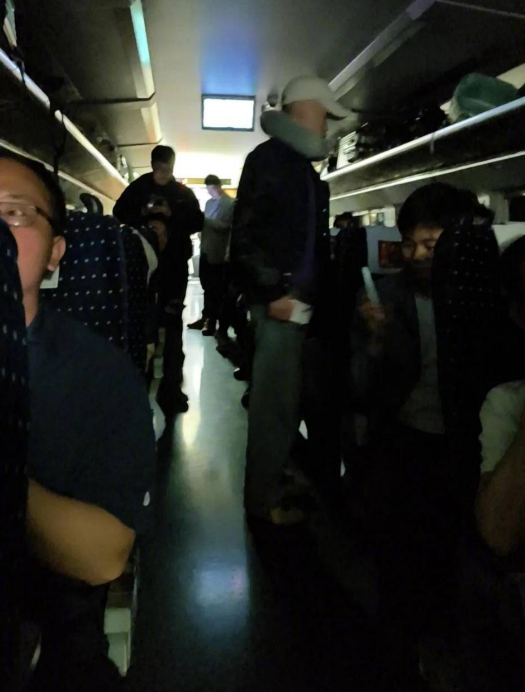 絕望 4 小時！中國列車困死廣東隧道，車廂缺氧導致乘客集體昏迷送醫！