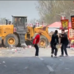 北京街頭大屠殺！鏟土機失控瘋狂輾壓行人，網傳 10 多人慘死輪下血肉模糊！