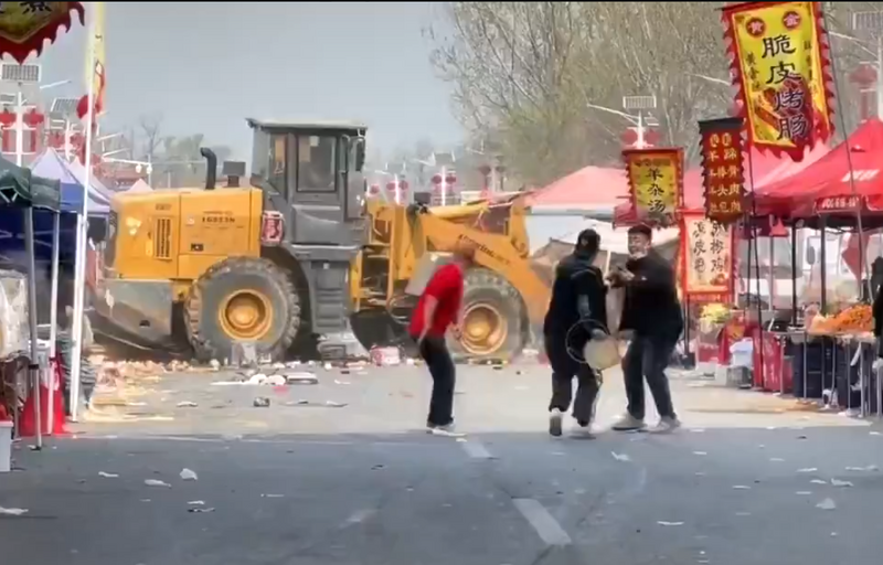 北京街頭大屠殺！鏟土機失控瘋狂輾壓行人，網傳 10 多人慘死輪下血肉模糊！