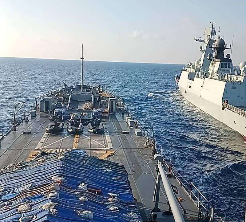 才談完就翻臉！菲中南海磋商墨跡未乾，解放軍強勢包圍黃岩島「大秀肌肉」！