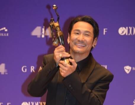 【金像獎淚崩】等了半輩子！杜德偉憑《風林火山》奪金像獎男配，含淚告白吳孟達：這座獎是我們一起的！