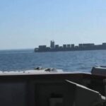 【美伊開火】震撼畫面流出！無視警告直接擊沉，美軍戰艦瘋狂轟炸伊朗貨輪瞬間曝光！