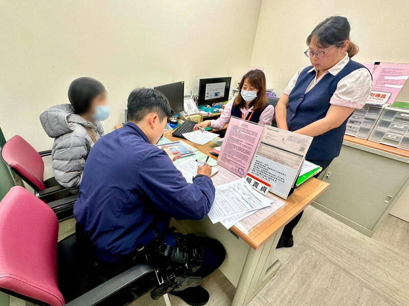 【致命姊弟戀】一聲聲「姐姐」喊到心碎！行員驚覺婦人落入粉紅陷阱，聯手警保住 300 萬棺材本！