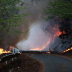 【火神步步逼近】日本北部山火失控「狂燒城鎮」！ 2500 居民生死時速大逃亡，當局驚喊：即刻撤離！