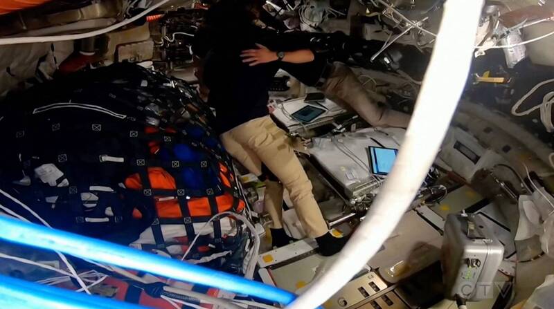 【史詩級騙局】來自太空的洋蔥！亡妻之名刻上月球「全艙痛哭」 竟是本年度最美詐欺案！