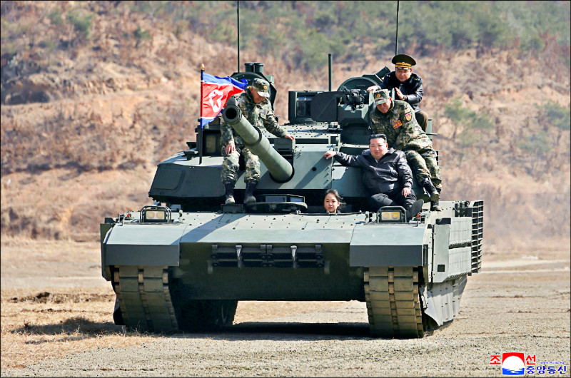【坦克公主】金正恩愛女親自駕坦克亮相！南韓情報：北韓正加速「金主愛」接班計畫！