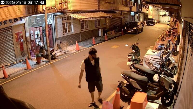 直擊宜蘭宵小大膽行徑！羅東餐車忘鎖門，小偷竟「現場試戴」帽子、從容散步離去