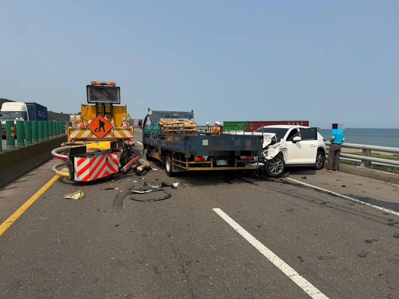 差一秒落海！老翁西濱撞緩撞車再遭大貨車「追尾猛推」，懸空橋邊死裡逃生