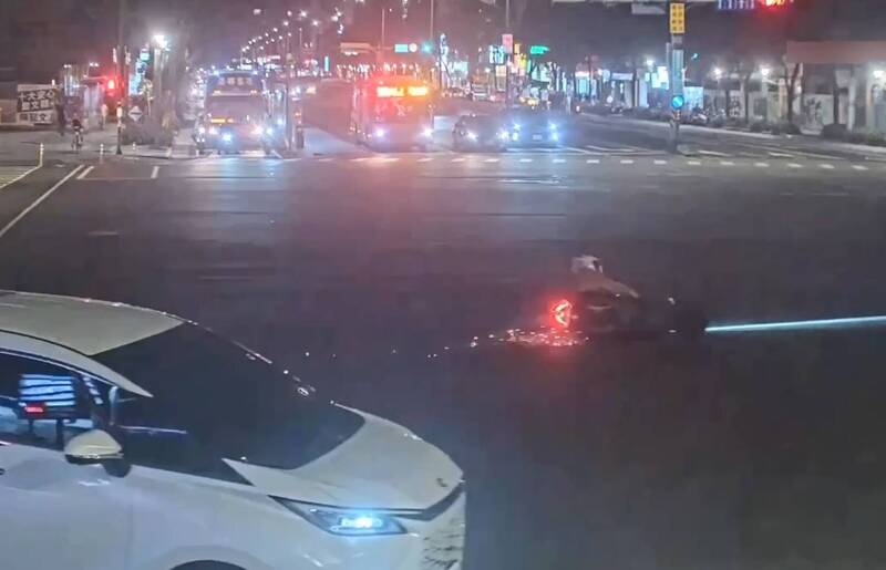 通博娛樂城-國際新聞-代價慘烈!無照正妹疑闖紅燈「噴飛滑行15米」,噴錢吞罰單還要負責賠慘了