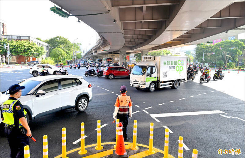 公館圓環設計害的？拆除後首宗慘烈車禍，公車疑闖紅燈「擊落機車」釀2傷