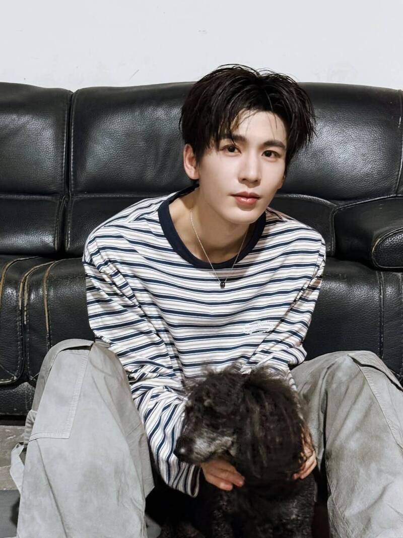 【寵粉翻車？】張凌赫甜曬毛小孩合照！竟因「這句神回覆」點燃粉絲怒火，留言區瞬間淪陷大爆炸！