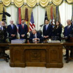 【和平曙光？】白宮深夜驚人逆轉！川普親自見證：以色列、黎巴嫩正式簽署延長 3 週停火協議！