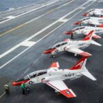 驚悚瞬間!美海軍戰機墜毀火球四散,生死一線間兩飛官驚險逃生!
